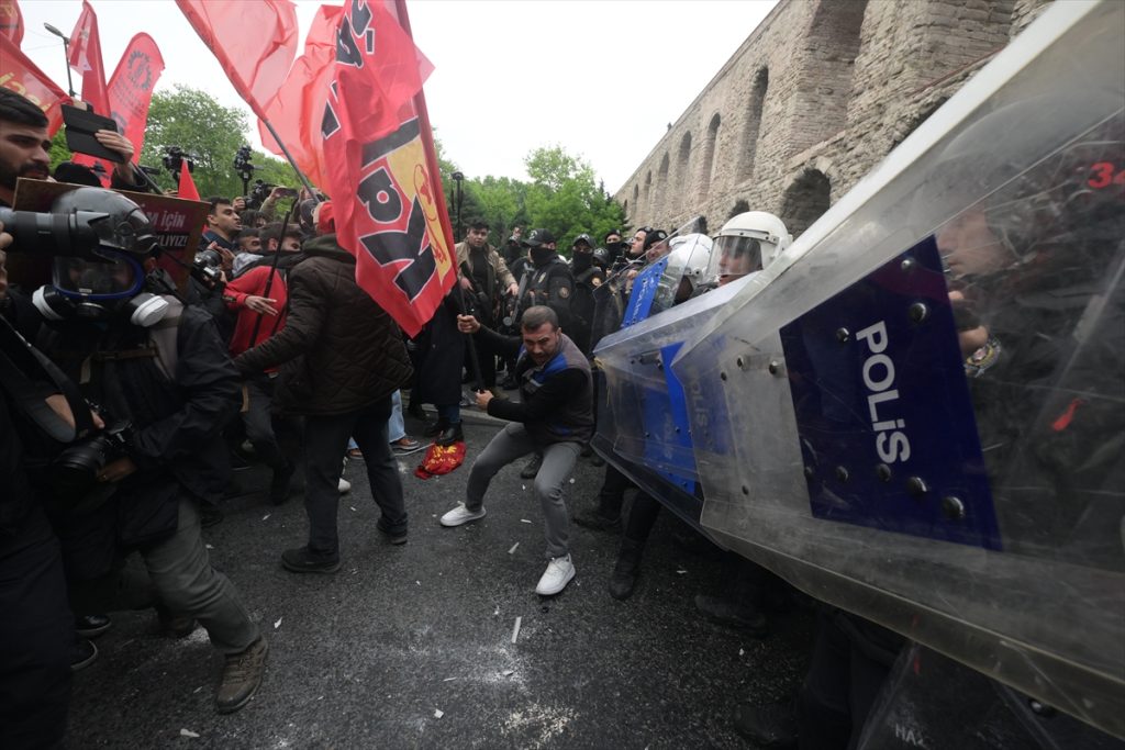 Saraçhane'den Taksim'e Yürümeye Çalışan Gruplara Polis Müdahalesi