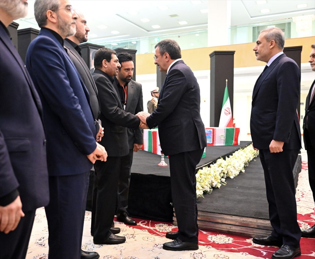 Yılmaz ve Fidan Reisi'nin Cenazesine Katıldı