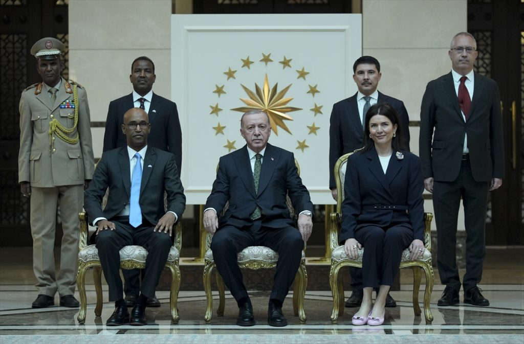 Cumhurbaşkanı Erdoğan'a 3 Ülkenin Büyükelçisinden Güven Mektubu