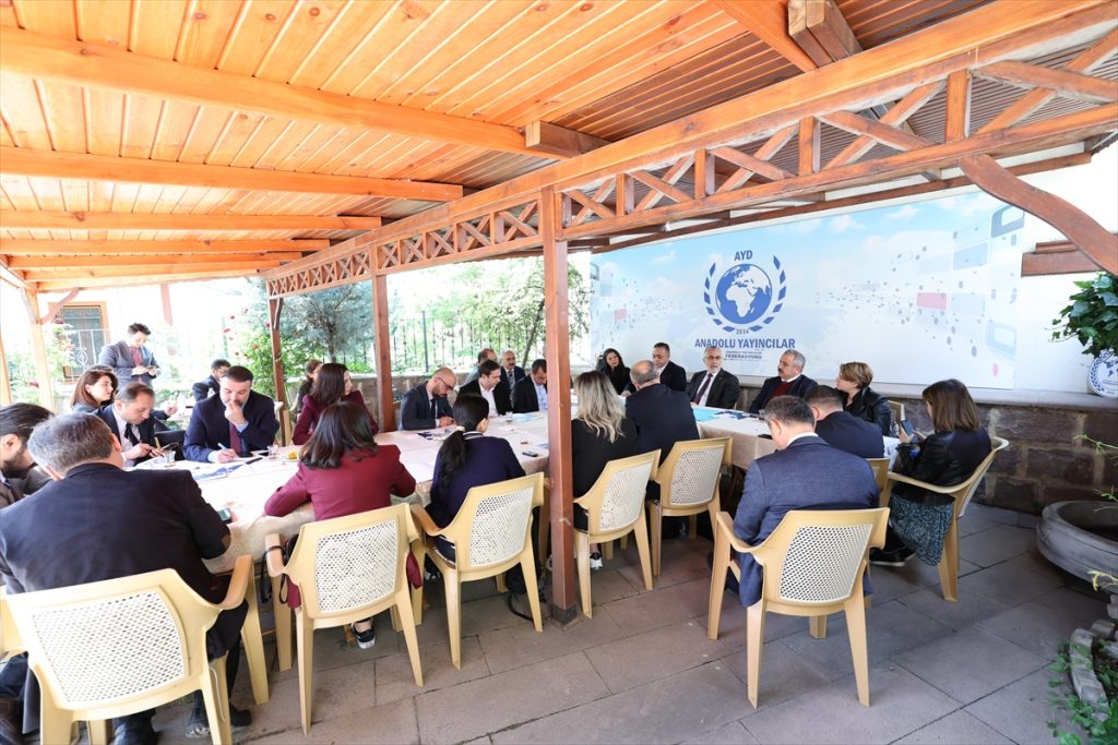 Bakan Işıkhan, AYF Etkinliğinde Medya Temsilcileriyle Buluştu