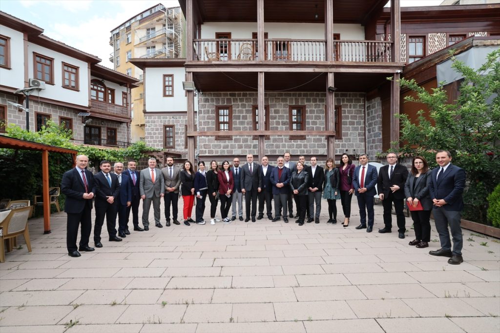 Bakan Işıkhan, AYF Etkinliğinde Medya Temsilcileriyle Buluştu
