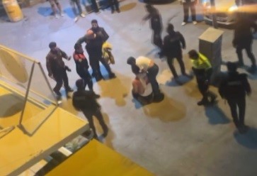 İzmir'de Bir Şahıs, Kavgayı Ayıran Polise Kafa Attı