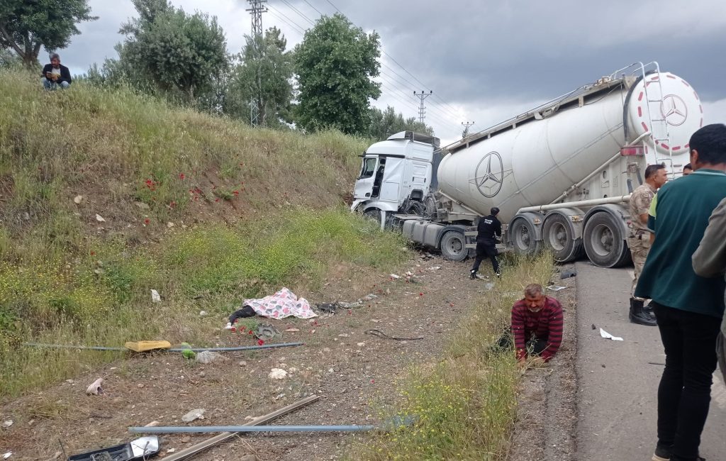 Gaziantep’te Tır İle Minibüs Çarpıştı: 8 Ölü!