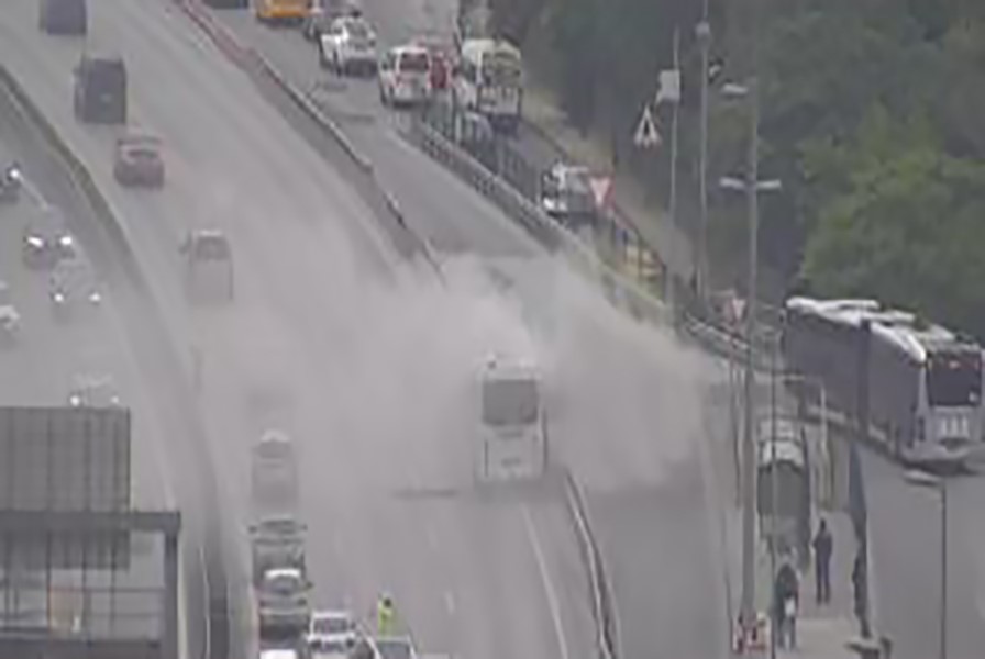 Üsküdar'da Yanan Köprü Trafiğini Durdurdu