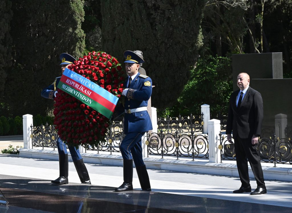 Azerbaycan'ın Ulusal Lideri Haydar Aliyev Mezarı Başında Anıldı