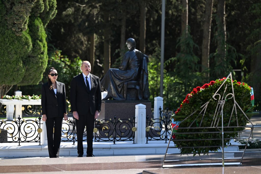 Azerbaycan'ın Ulusal Lideri Haydar Aliyev Mezarı Başında Anıldı