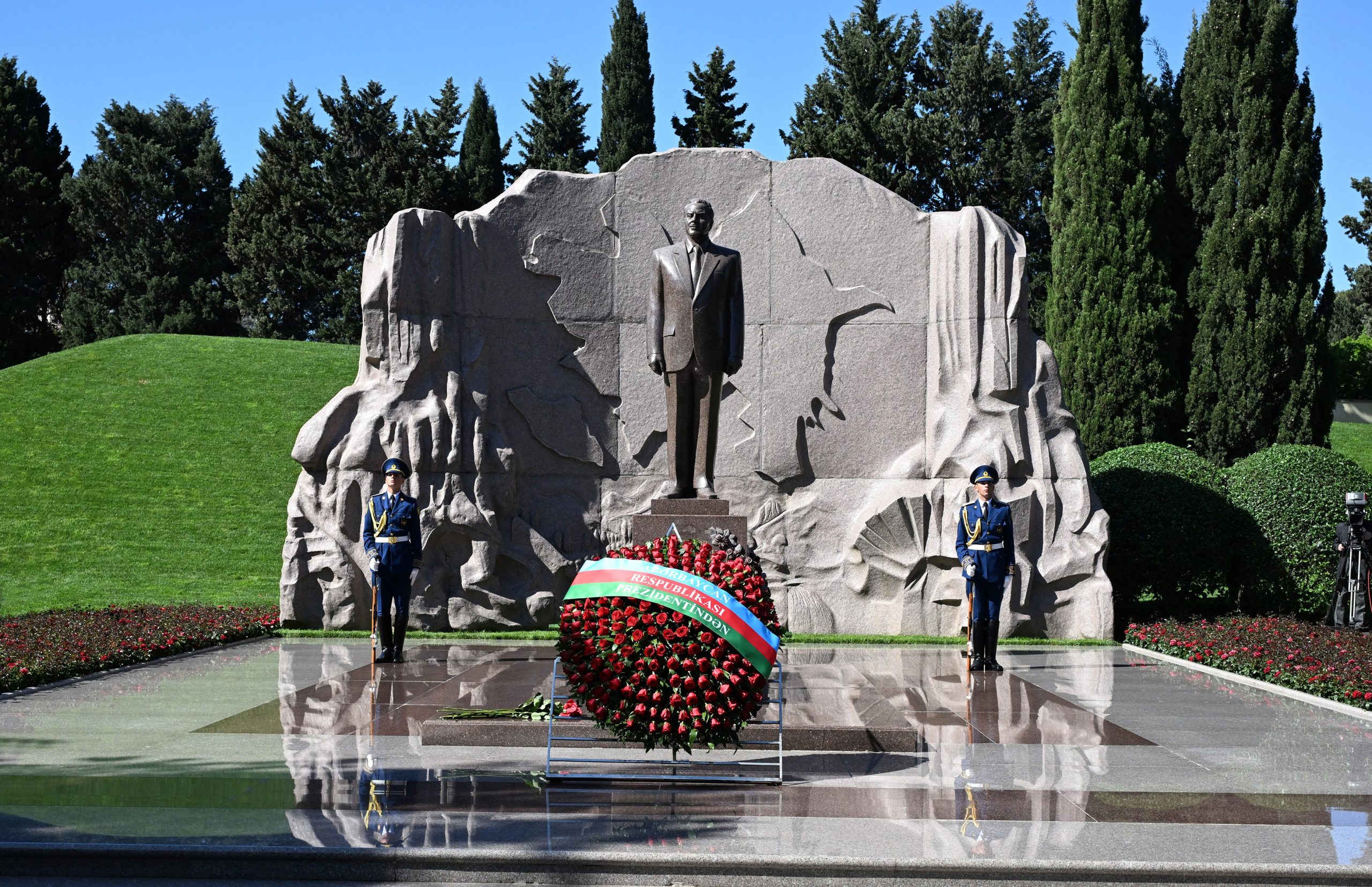 Azerbaycan’ın merhum cumhurbaşkanı ve ulusal lideri Haydar Aliyev’in doğumunun 101.
