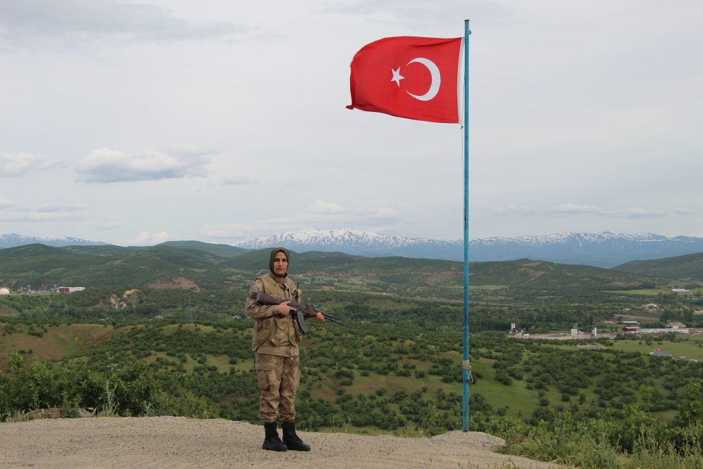 Gündüz Evde Anne, Akşam Dışarıda Vatan Nöbetinde