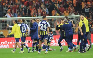 Fenerbahçe, tarihe geçecek bir derbi galibiyeti alarak şampiyonluk umudunu sürdürdü.