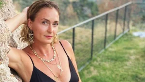 Ceyda Düvenci Kimdir? Ceyda Düvenci, 1977 yılında Bursa’da dünyaya geldi.