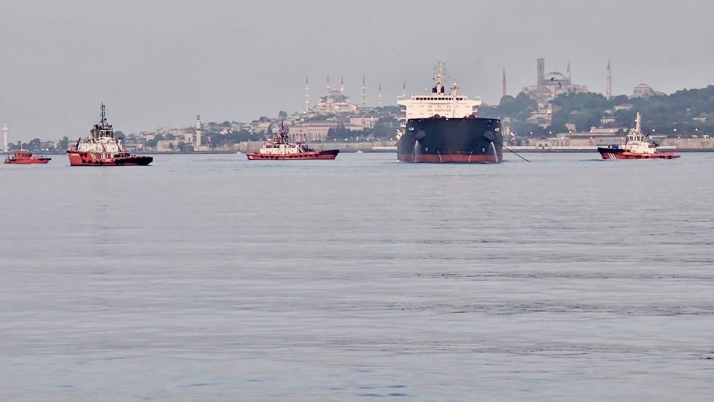 Yük Gemisi Karaya Oturdu, Gemi Trafiği Askıya Alındı