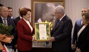 İYİ Parti Genel Merkezi’nde bulunan Meral Akşener, Dervişoğlu’nu gelişinde kapıda
