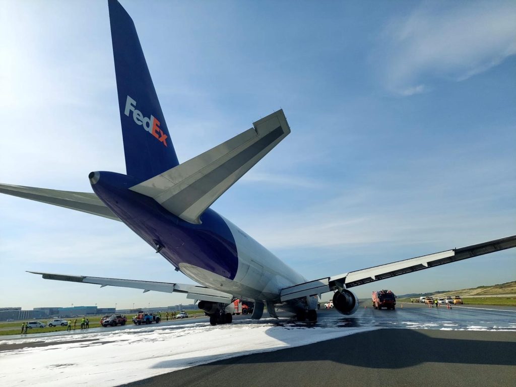 İstanbul Havalimanı'nda FEDEX Kargo Şirketine Ait Uçak Kaza Yaptı