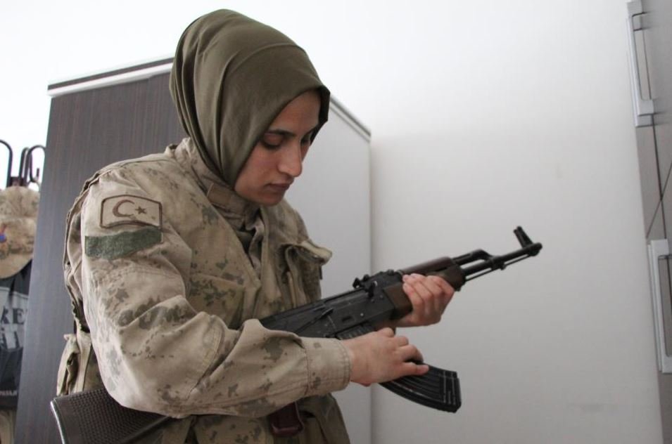 Gündüz Evde Anne, Akşam Dışarıda Vatan Nöbetinde