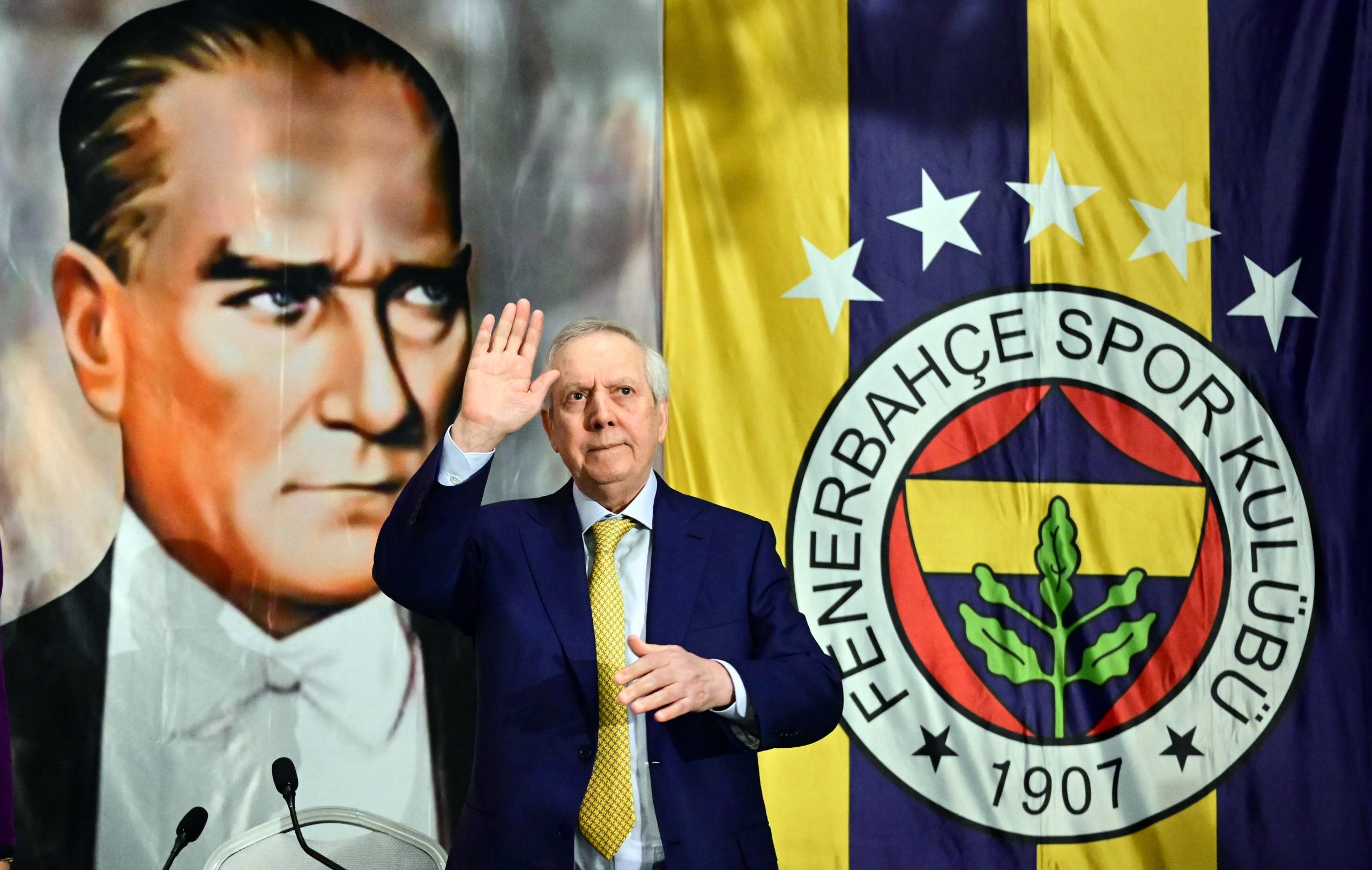 Fenerbahçe’nin eski başkanı Aziz Yıldırım yeniden aday olmaya karar verdi.