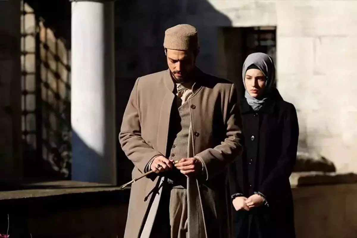 Bahar Kızıl Goncalar Dizisine Konuk Mu Oluyor? Demet Evgar Set Fotoğraflarını Paylaştı