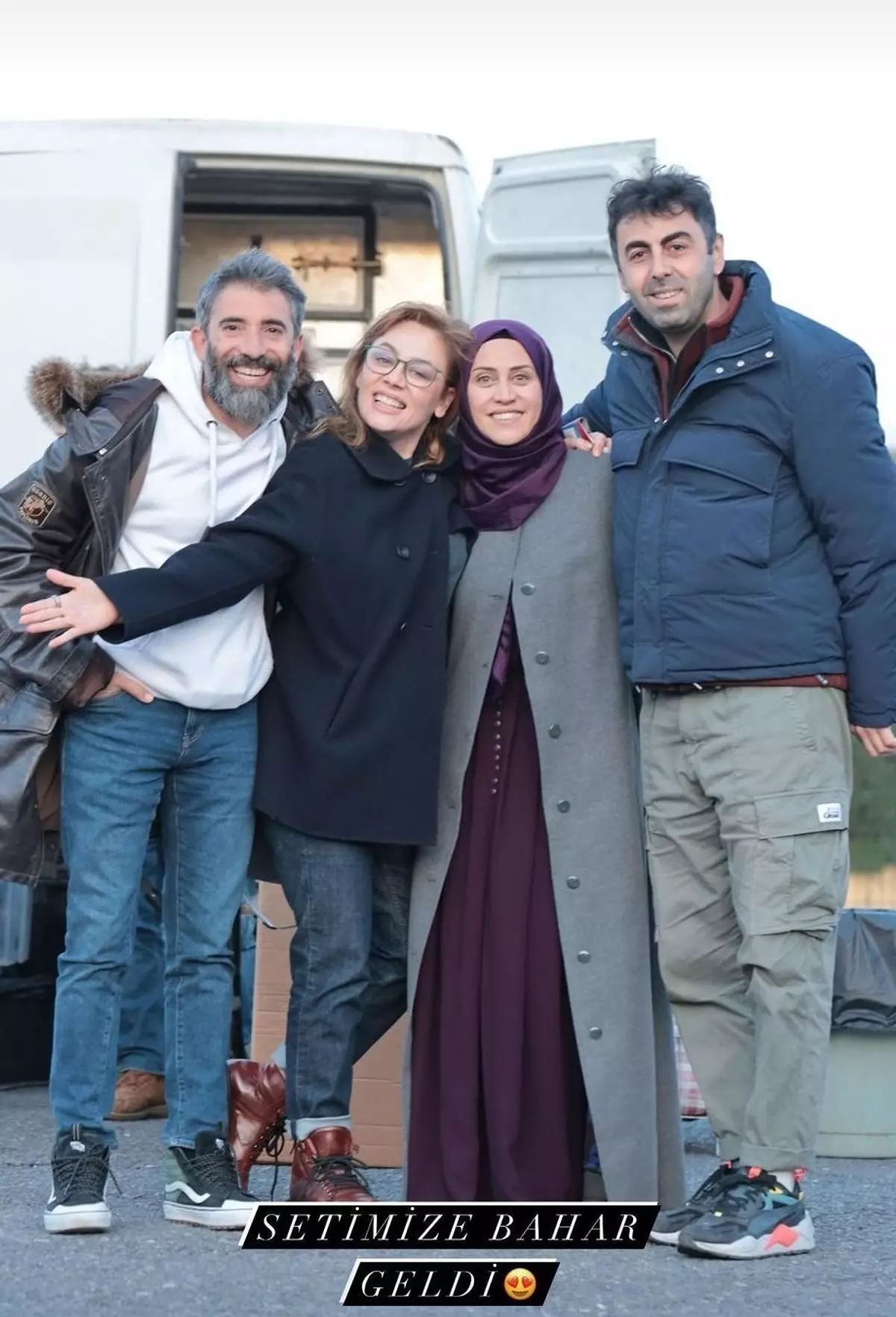 Bahar Kızıl Goncalar Dizisine Konuk Mu Oluyor? Demet Evgar Set Fotoğraflarını Paylaştı