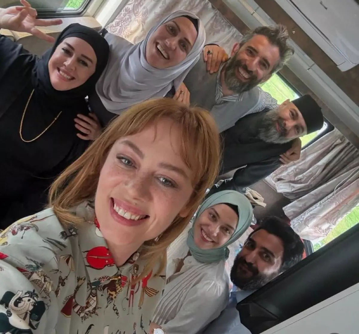 Bahar Kızıl Goncalar Dizisine Konuk Mu Oluyor? Demet Evgar Set Fotoğraflarını Paylaştı