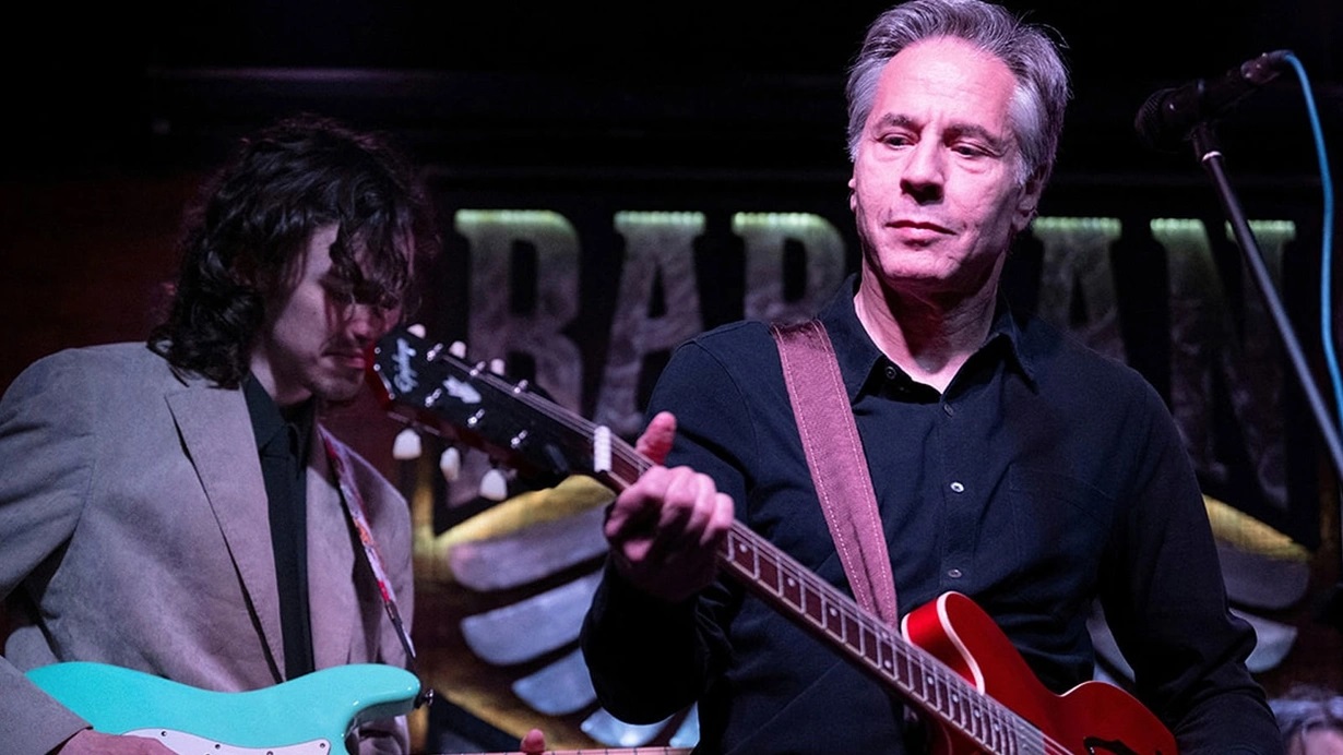 blinken barda gitar çalıp şarkı söyledi