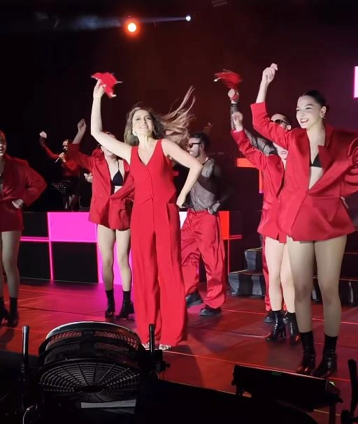 Hadise Diyarbakır'da Halay Çekti, Cesur ve İddialı Performansıyla Viral Oldu