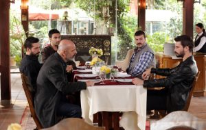 Hudutsuz Sevda, MedYapım’ın yapımcılığını üstlendiği, Murat Öztürk’ün yönetmen koltuğunda oturduğu