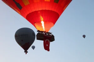 Göreme beldesine bağlı Aşk Vadisi yakınlarında, gün doğmadan önce balon