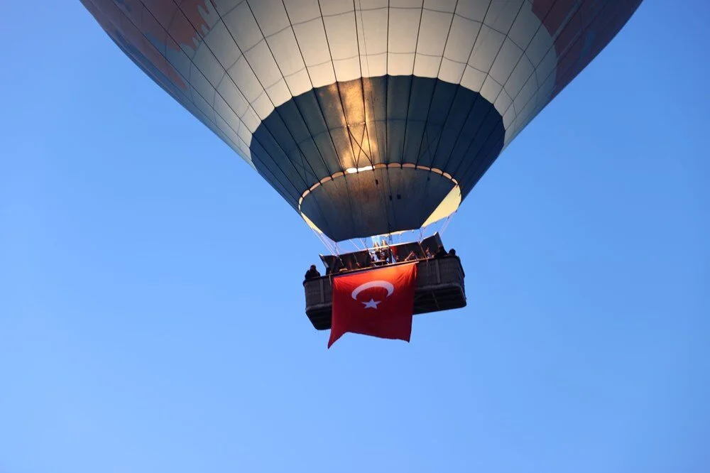 Kapadokya'da Balonlar Türk Bayraklarıyla Gökyüzünde Dalgalandı