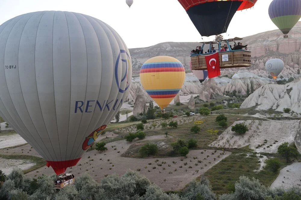 Kapadokya'da Balonlar Türk Bayraklarıyla Gökyüzünde Dalgalandı