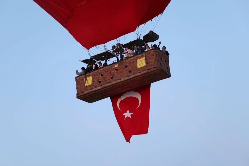 Kapadokya'da Balonlar Türk Bayraklarıyla Gökyüzünde Dalgalandı