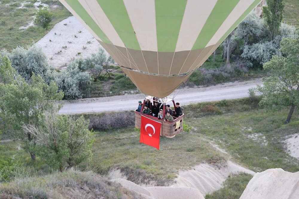 Kapadokya'da Balonlar Türk Bayraklarıyla Gökyüzünde Dalgalandı