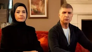 Dizinin başrollerinde Özcan Deniz ve Özgü Namal yer alırken, Mert