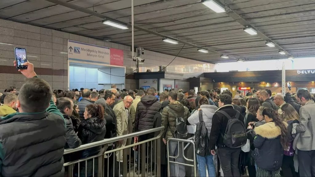 Mecidiyeköy Metrobüs Durağında Yürüyen Merdiven Arızalandı, Vatandaş İsyan Etti