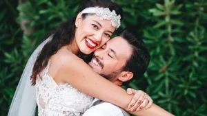 Pelin Akil’in Açıklaması Dün akşam bir arkadaşının davetinden çıkarken basın