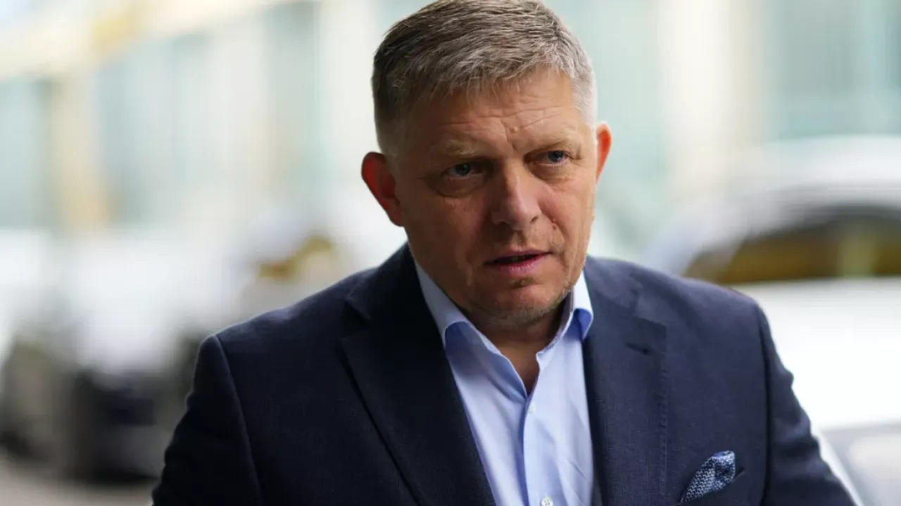 Slovakya Başbakanı Robert Fico’nun silahlı saldırıda yaralandığı ve hastaneye kaldırıldığı,