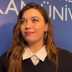 Afra Saraçoğlu, bir üniversitenin düzenlediği törende “En İyi Kadın Oyuncu”