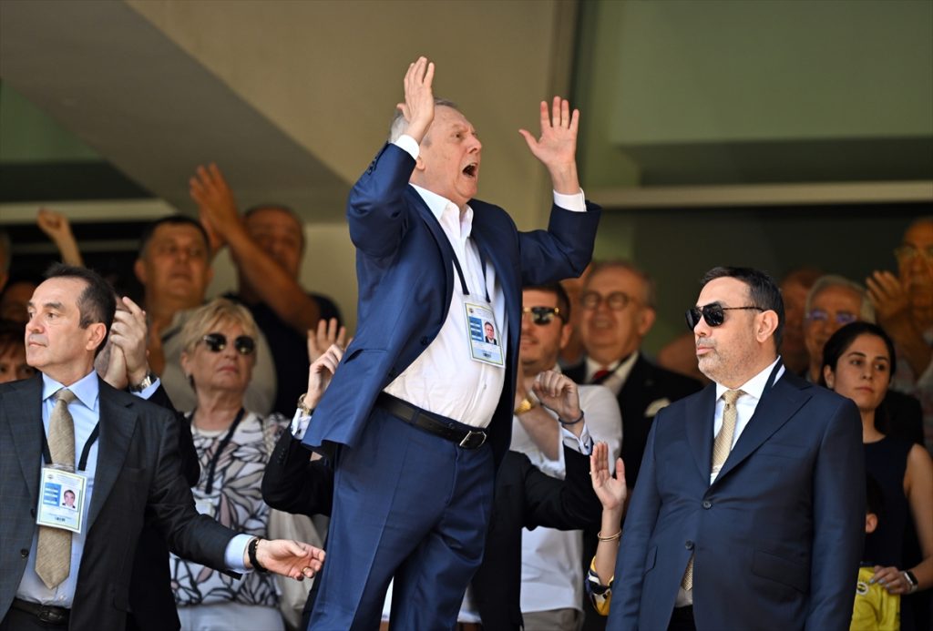 Fenerbahçe'de Tarihi Kongre: Aziz Yıldırım Stadı Terk Etti