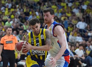 Anadolu Efes, deplasmanda Fenerbahçe Beko’yu 82-81 mağlup ederek seride durumu