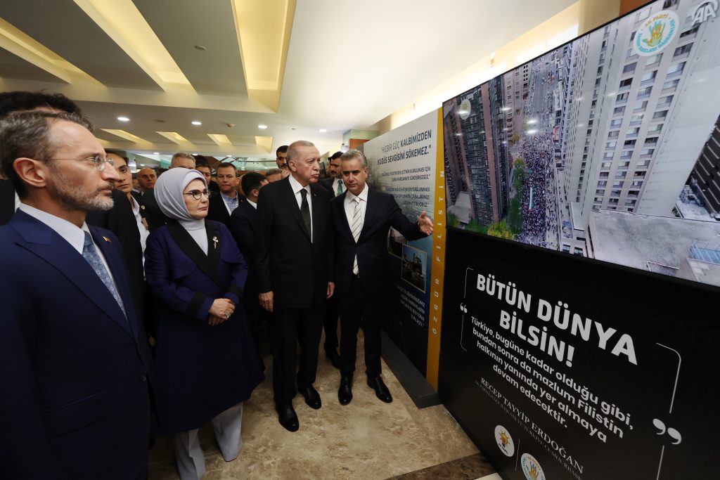 Cumhurbaşkanı Erdoğan, Filistin Sergisini Gezdi erdoğan filistin sergisi