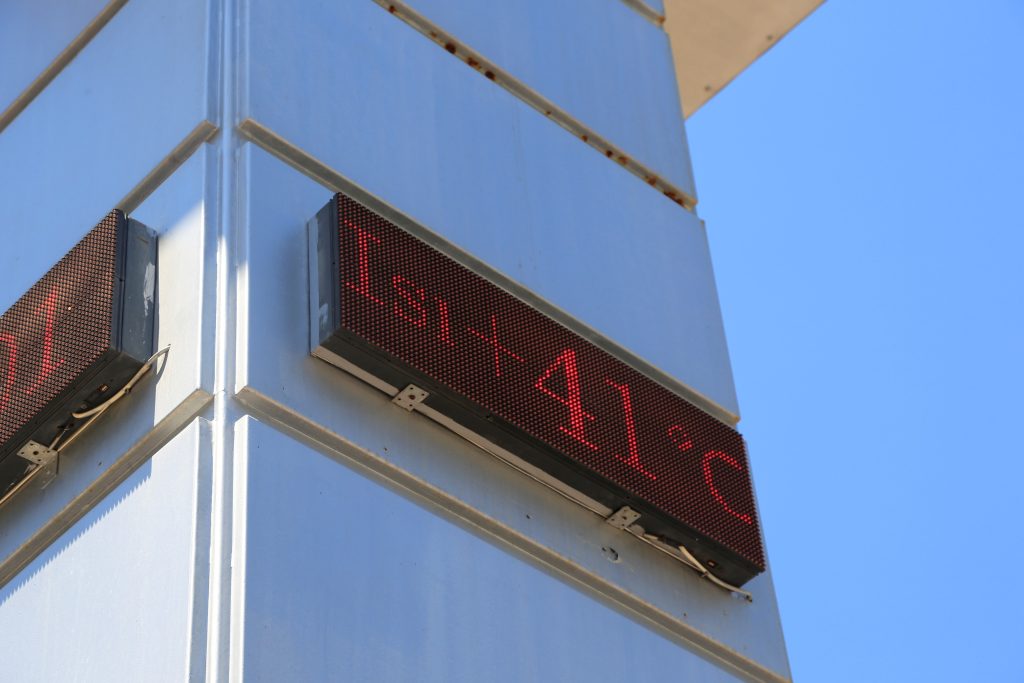 Antalya'da Termometreler 41 Dereceyi Buldu: Halk Denize Akın Etti