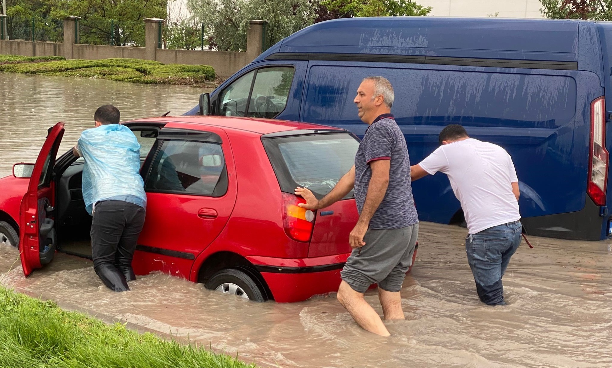 Meteoroloji Genel Müdürlüğü, öğle saatlerinden itibaren Ankara’da il genelinde yerel