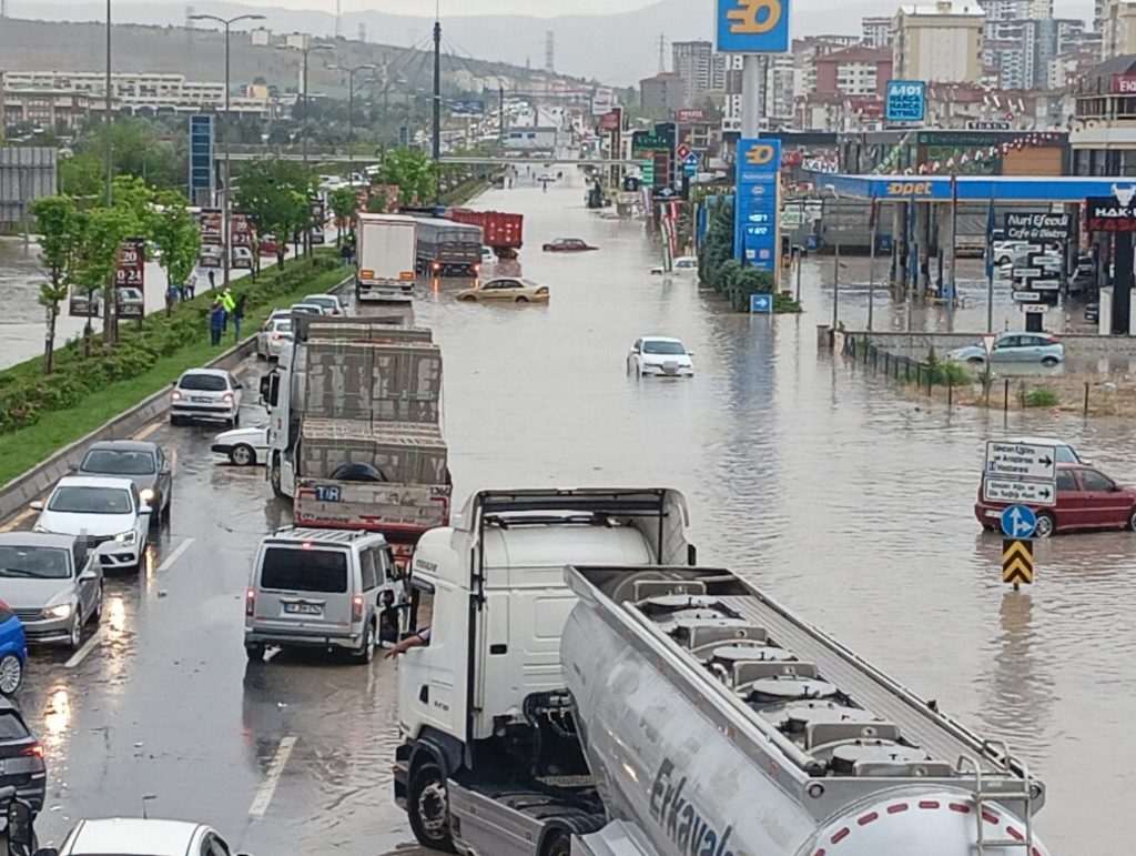 Ankara'da Sağanak Yağış Hayatı Olumsuz Etkiledi