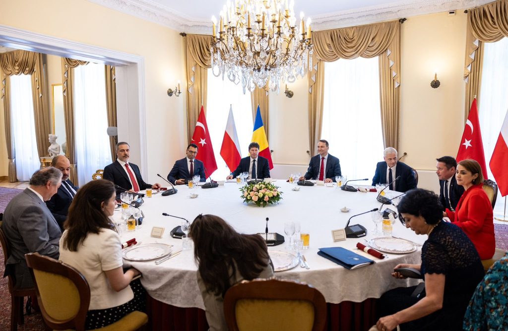 Bakan Fidan Polonyalı mevkidaşı Sikorski İle Görüştü