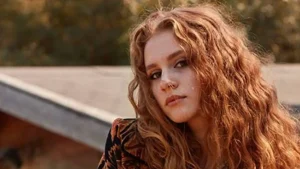 Ahsen Eroğlu’ndan Etkileyici Ödül Konuşması “Menajerimi Ara” dizisiyle tanınan ve