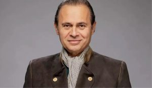 Televizyon programcısı ve gezgin Ayhan Sicimoğlu, sunduğu programlarla dikkat çekiyor.