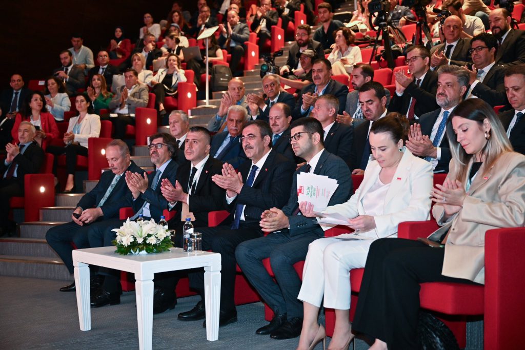Yılmaz, İklim Ekonomisi-Sürdürülebilirlik Finansmanı Zirvesi'ne Katıldı