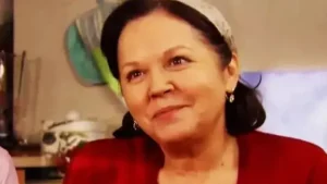 Usta oyuncu Fatma Karanfil hayatını kaybedince gündemde yerini aldı. Sevenleri