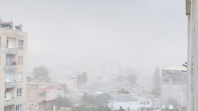 Şanlıurfa ve Gaziantep'te Şiddetli Fırtına ve Yağmur: Ağaçlar Devrildi, Yollar Göle Döndü