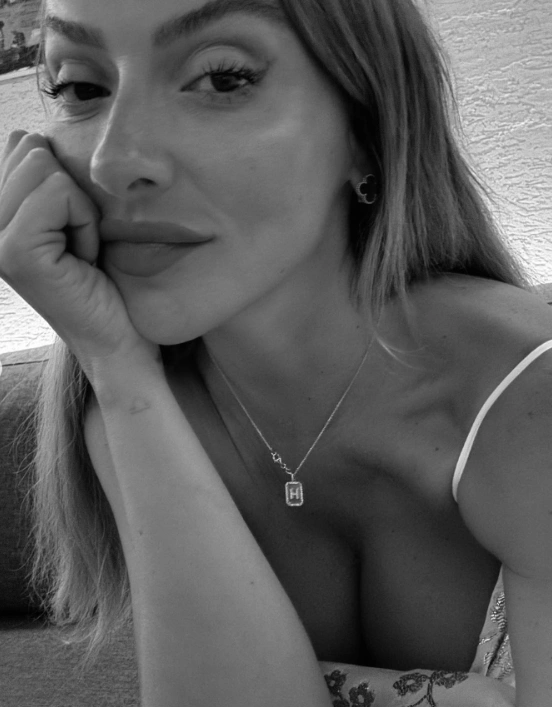 Hadise Cesur Bikinili Fotoğraflarıyla Gündeme Bomba Gibi Düştü! Hadise Kimdir? Kaç Yaşında?