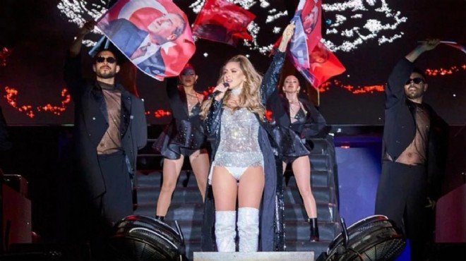 Hadise Mayoya Benzer Kıyafetiyle Marş Söyledi, Sinan Akçıldan da Gönderme Gecikmedi