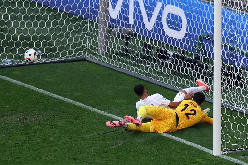 Samet Akaydin'den Talihsiz Kendi Kalesine Gol: Türkiye-Portekiz Maçında Büyük Hata